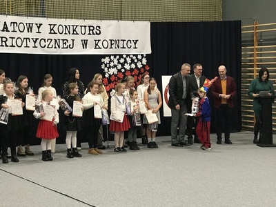 Uczestnicy konkursu pieśni patriotyczne