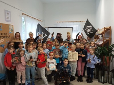Zdjęcie grupowe wycieczki do Gminnej Biblioteki Publicznej w Malechowie