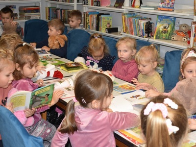 Dzień Pluszowego Misia z przedszkolakami w bibliotece w Malechowie