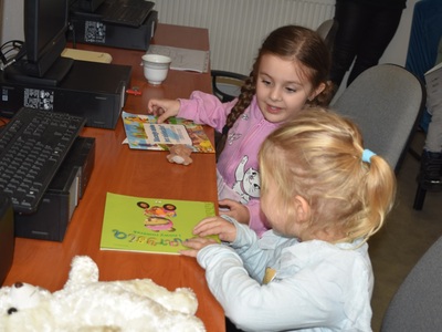 Dzień Pluszowego Misia z przedszkolakami w bibliotece w Malechowie