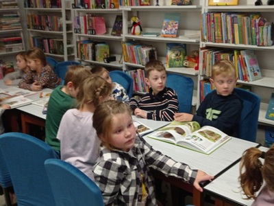 Dzień Pluszowego Misia z przedszkolakami w bibliotece w Malechowie