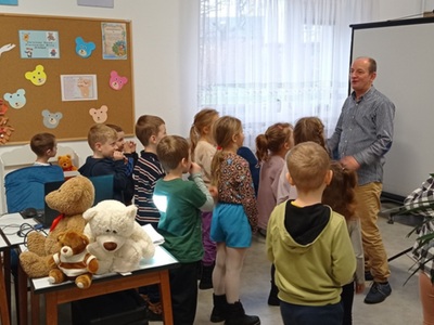 Dzień Pluszowego Misia z przedszkolakami w bibliotece w Malechowie