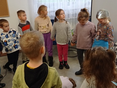 Dzień Pluszowego Misia z przedszkolakami w bibliotece w Malechowie