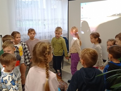 Dzień Pluszowego Misia z przedszkolakami w bibliotece w Malechowie