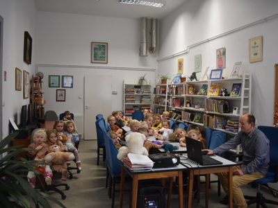 Dzień Pluszowego Misia z przedszkolakami w bibliotece w Malechowie