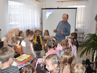 Dzień Pluszowego Misia z przedszkolakami w bibliotece w Malechowie