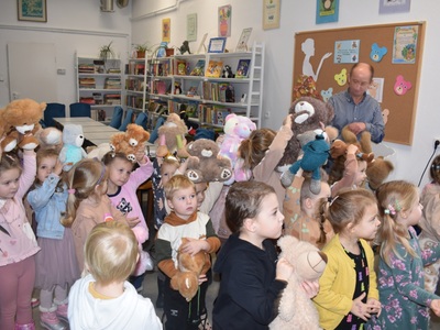 Dzień Pluszowego Misia z przedszkolakami w bibliotece w Malechowie