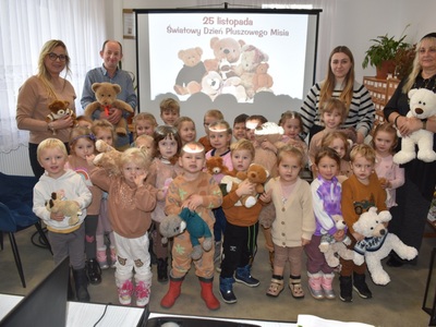 Dzień Pluszowego Misia z przedszkolakami w bibliotece w Malechowie