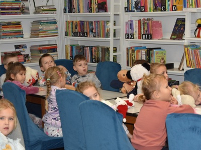 Dzień Pluszowego Misia z przedszkolakami w bibliotece w Malechowie