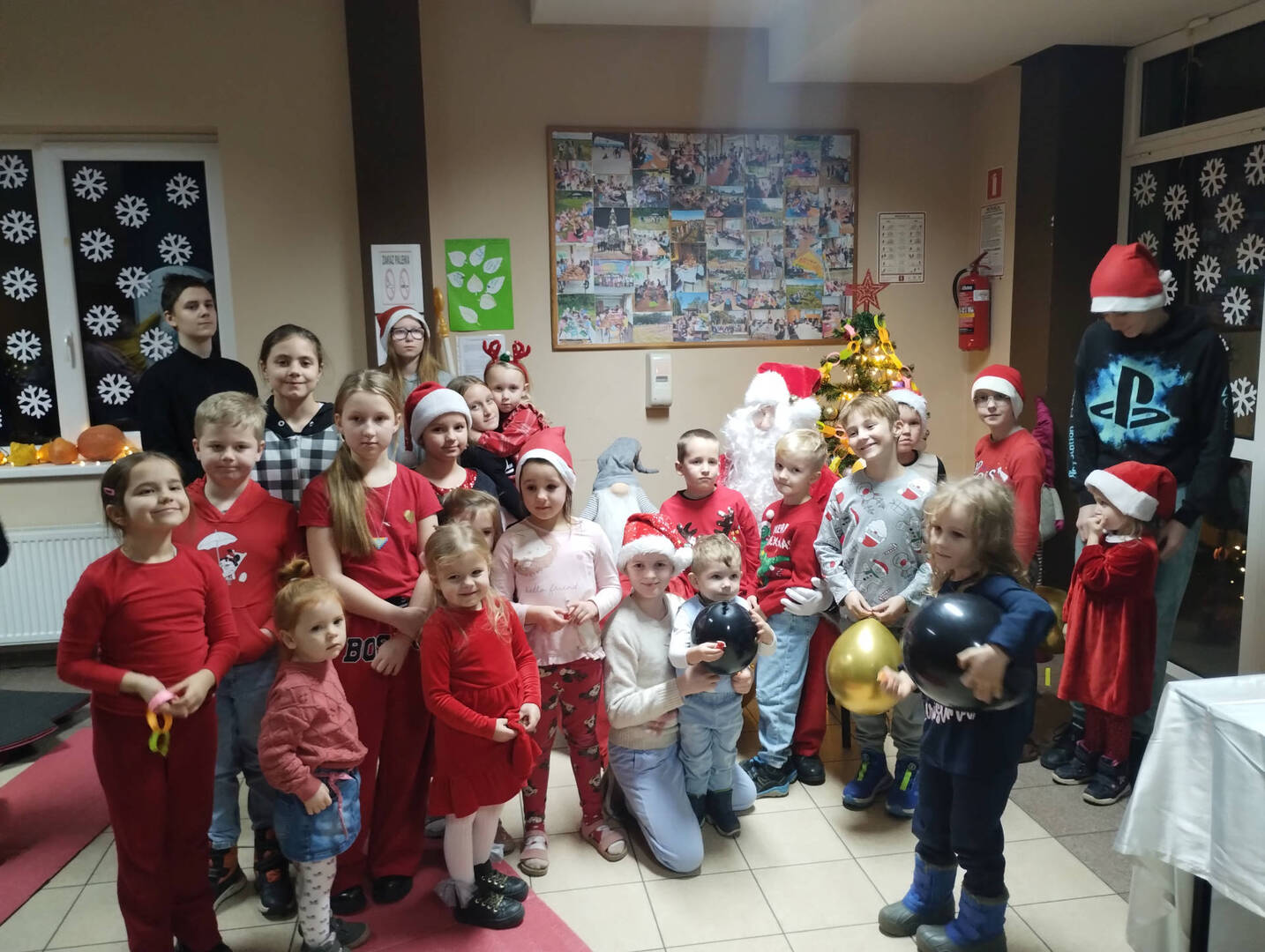 Dzieci i rodzice podczas spotkania mikołajkowego w Sulechowie