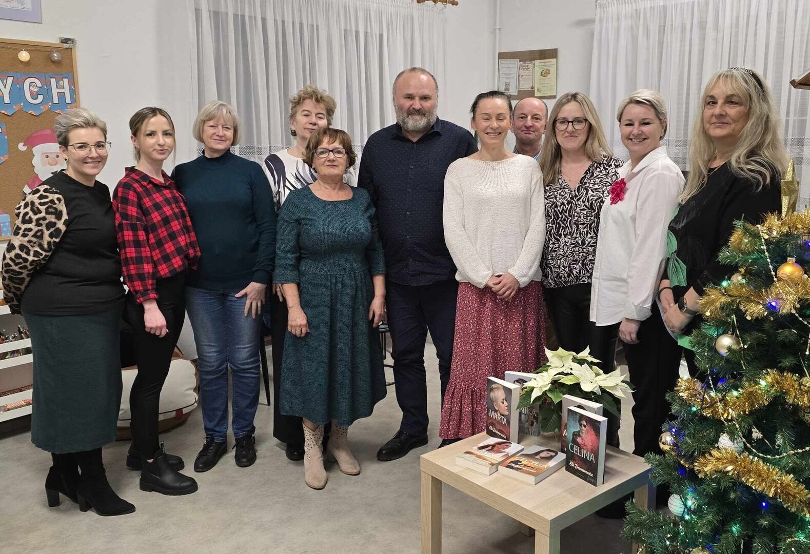 Zdjęcie grupowe uczestników spotkania autorskiego z Elą Downarowicz