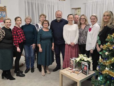 Zdjęcie grupowe uczestników spotkania autorskiego z Elą Downarowicz