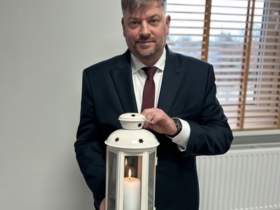 Wójt Krzysztof Jarotek z Betlejemskim Światełkiem Pokoju