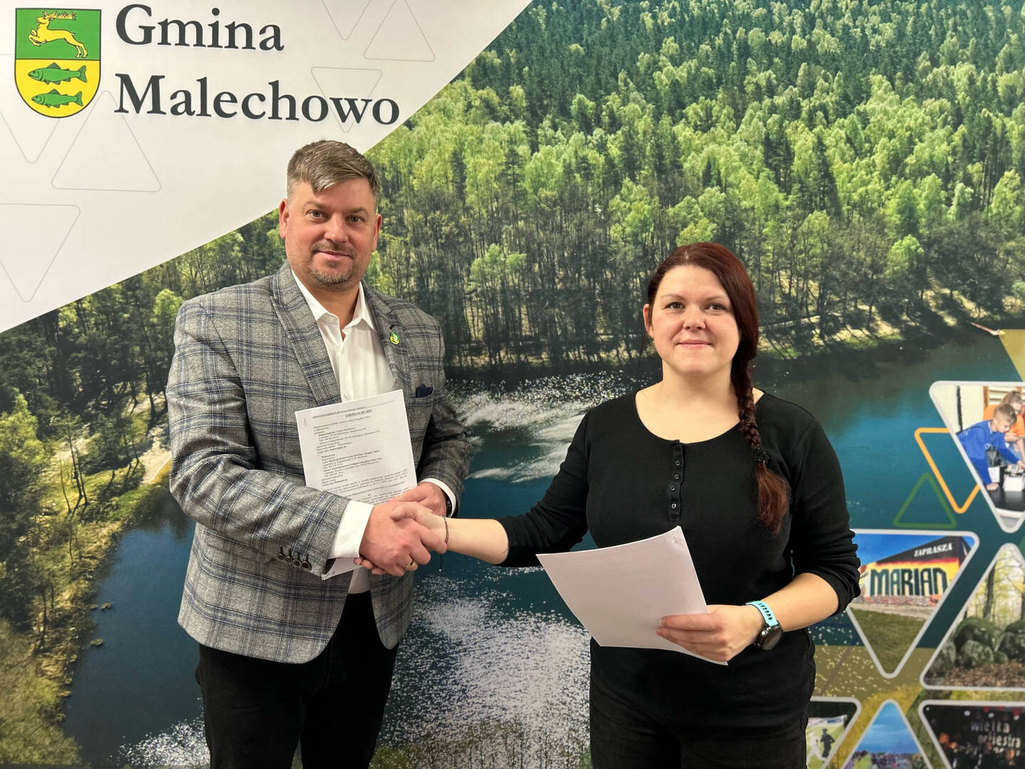 Podpisywanie umowy na remont kościoła parafialnego w Malechowie