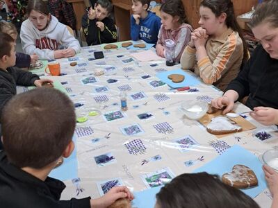 Dzieci robią pierniki w kształcie serca