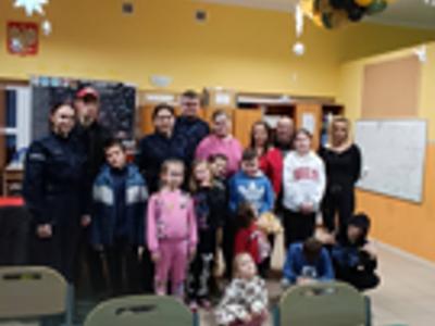 Grupowe zdjęcie z policjantami. 