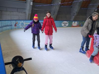 Dzieci z PWD w Niemicy i ich rodziców na lodowisku w Redzikowie