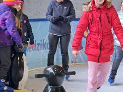 Dzieci z PWD w Niemicy i ich rodziców na lodowisku w Redzikowie