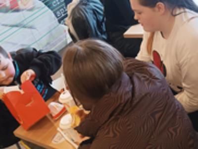 Dzieci jedzą ciepłe posiłek w restauracji McDonald's