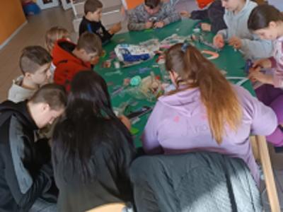 Dzieci wykonują serca z muliny