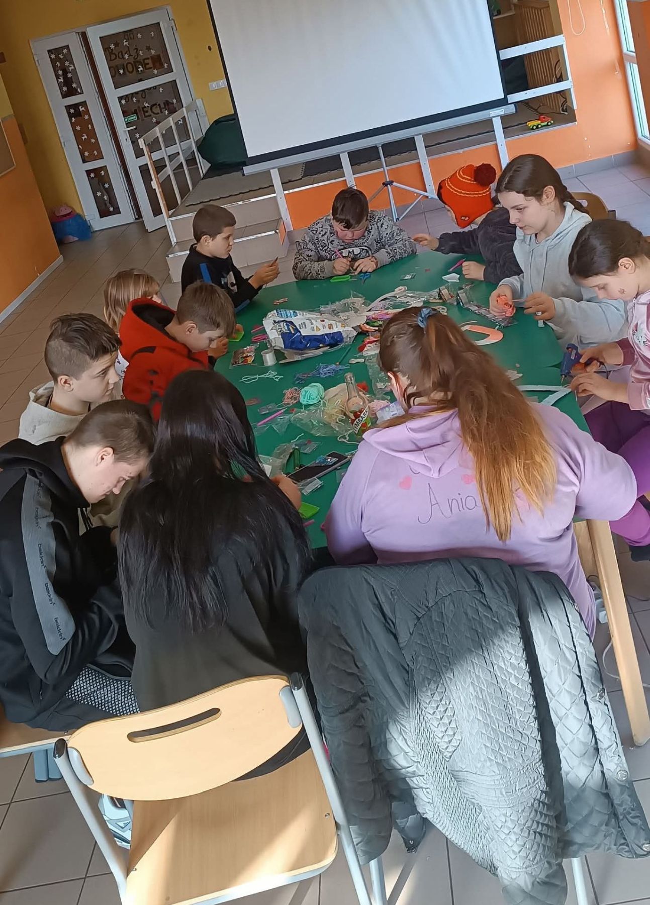 Dzieci wykonują serca z muliny 