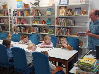 Dzień Kota z przedszkolakami w bibliotece