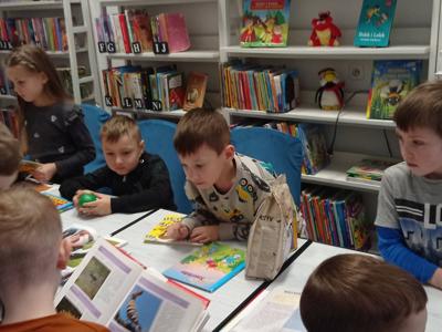 Dzień Kota z przedszkolakami w bibliotece