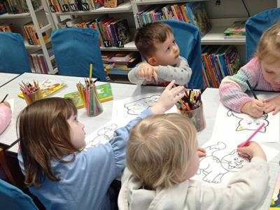 Dzień Kota z przedszkolakami w bibliotece