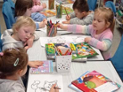 Dzień Kota z przedszkolakami w bibliotece