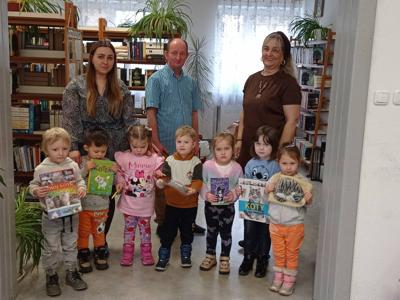 Dzień Kota z przedszkolakami w bibliotece