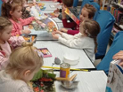 Dzień Kota z przedszkolakami w bibliotece