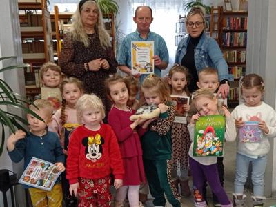 Dzień Kota z przedszkolakami w bibliotece