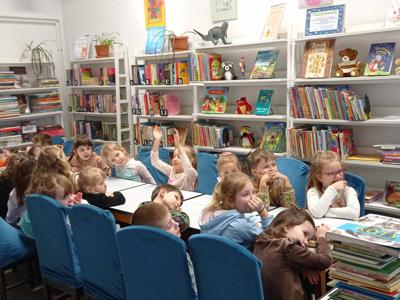 Dzień Kota z przedszkolakami w bibliotece