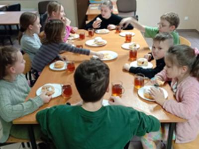 Dzieci z PWD w Sulechowie podczas zajęć kulinarnych i wspólnego posiłku
