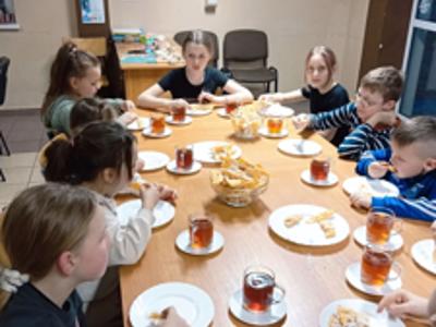 zieci z PWD w Sulechowie podczas zajęć kulinarnych i wspólnego posiłku