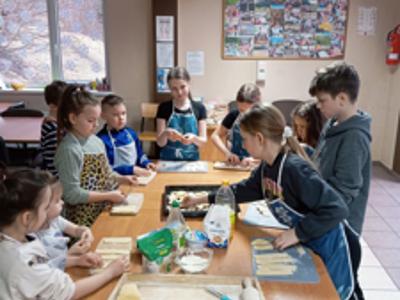 zieci z PWD w Sulechowie podczas zajęć kulinarnych i wspólnego posiłku