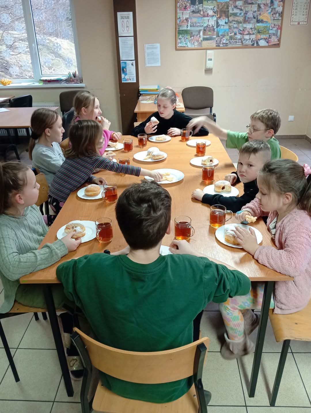 Dzieci z PWD w Sulechowie podczas zajęć kulinarnych i wspólnego posiłku