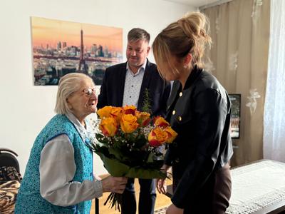 Jubilatka z Wójtem i Kierownikiem Gminnego Ośrodka Pomocy Społecznej