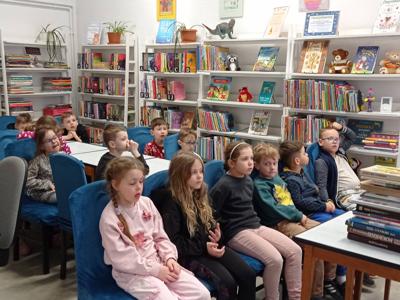 Przedszkolaki z grupy 6-latków w trakcie lekcji bibliotecznej