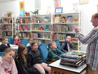 Przedszkolaki z grupy 6-latków w trakcie lekcji bibliotecznej