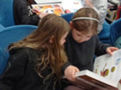 Przedszkolaki z grupy 6-latków w trakcie lekcji bibliotecznej
