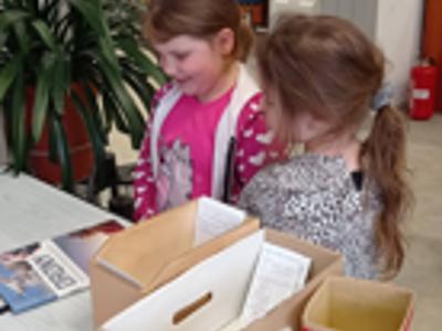 Przedszkolaki z grupy 6-latków w trakcie lekcji bibliotecznej