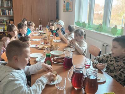 Dzieci z PWD w Ostrowcu witaja wiosnę
