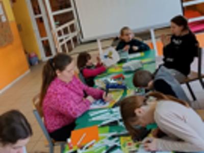 Dzieci tworzą mozaikowe rysunki. 