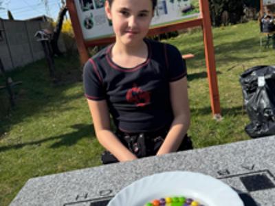 Uczennica w trakcie eksperymentu 