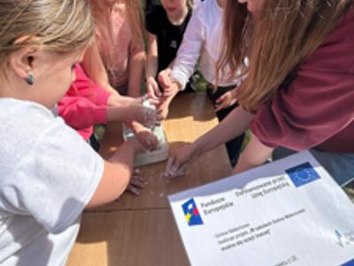 Uczniowie w trakcie warsztatów przyrodniczych