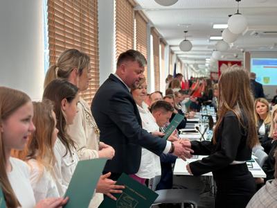 Wręczenie listów gratulacyjnych dla uczniów naszej gminy
