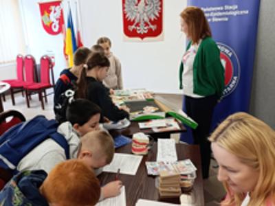 Uczniowie uczestniczący w dniach otwartych