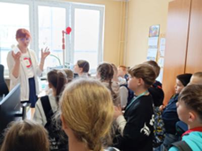 Uczniowie uczestniczący w dniach otwartych