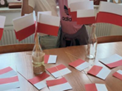 Dzieci przygotowują flagi